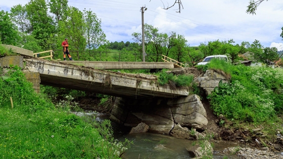 Autó: Kárpátalján leszakadt egy híd, két autó a mélybe zuhant