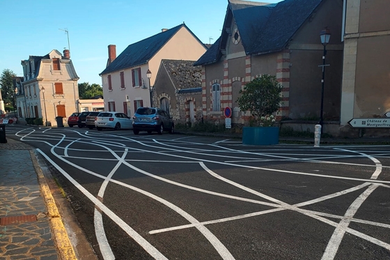 Autó: Követhetetlen felfestéssel próbálják összezavarni a gyorshajtókat egy francia kisvárosban