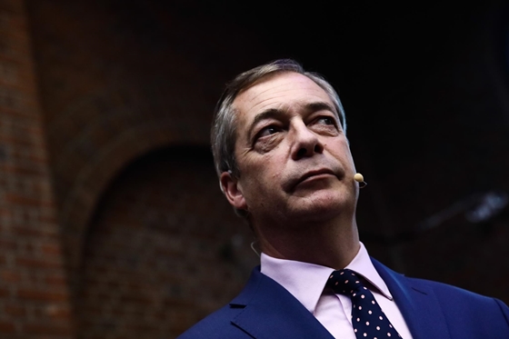 Gazdaság: Lemondott a bankvezér, aki kiszivárogtatta, hogy meg akartak szabadulni Nigel Farage-tól