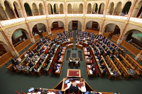 Itthon: Hétfőn rendkívüli ülés lesz a parlamentben: téma a svéd NATO-csatlakozás