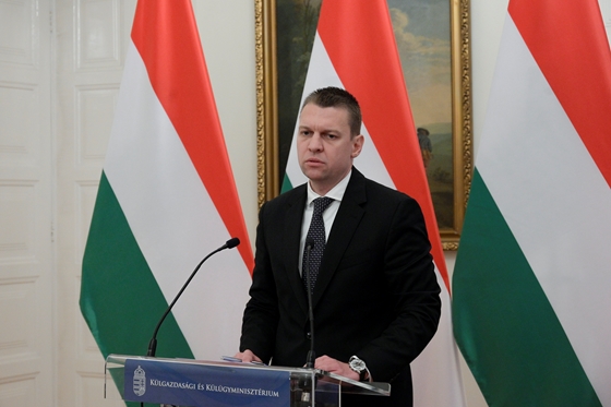 Itthon: Menczer Tamás államtitkár harciasan védi főnökét a szlovák külügyminiszterrel szemben