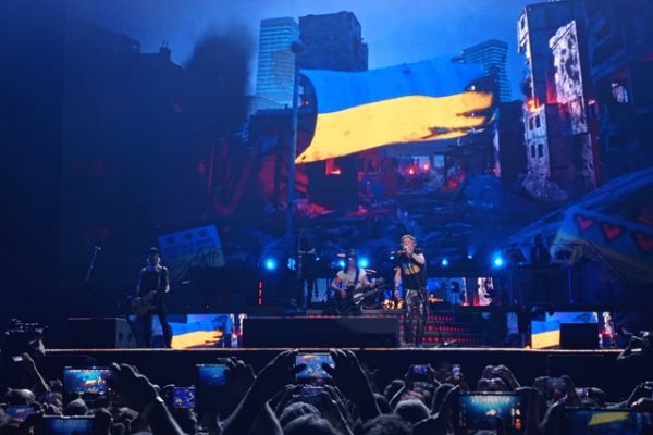 Kult: Ukrán zászlóval, tankokat és lerombolt házakat mutatva játszotta a Puskásban a Guns N’ Roses a Civil Wart