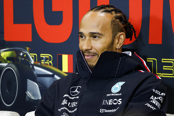 „Nagyon lassú volt, de nem igazán számít” – Hamilton a Perez-ütközésről