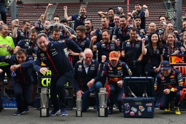 Újabb siker, újabb törött trófea – vasárnapi F1-es hírek
