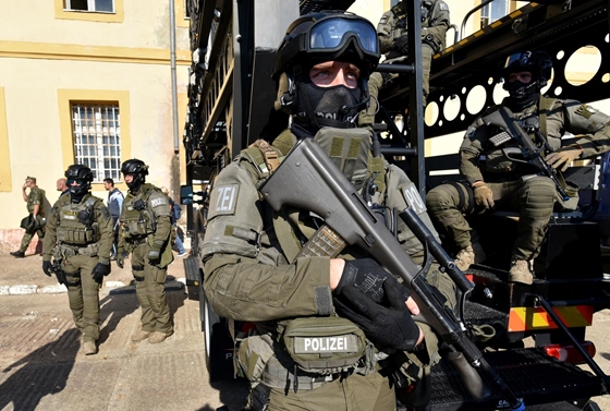 Világ: Razzia Ausztriában: államellenes mozgalmárokat tartóztattak le és tiltottak el a fegyverviseléstől