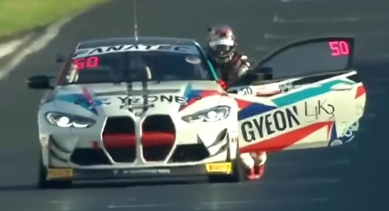 Autó: Bajnok lett a japán autóversenyző, aki a célvonalig tolta az autóját – videó