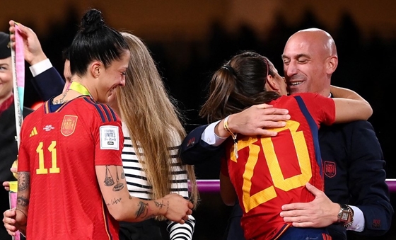 Élet+Stílus: Nem lép pályára a spanyol női labdarúgó-válogatott, amíg nem mond le a szövetség elnöke egy játékos megcsókolása miatt