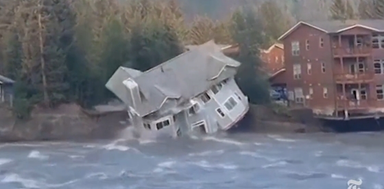 Ingatlan: Videón, ahogy a folyóba omlik egy ház az alaszkai árvíz miatt
