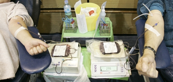 Itthon: Egy beteg azzal vádolja a magyar kórházakat, hogy másoknak adják a neki gyűjtött vért