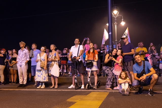 Itthon: Színes fényektől egy óriási keresztig - ilyen volt "Európa legnagyobb tűzijátéka"