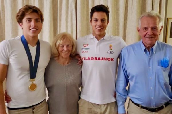 Schmitt Pál boldogan viseli az unokáktól kapott világbajnoki trikót