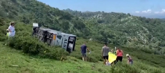 Világ: Gyerekekkel teli turistabusz zuhant le egy hegyi útról Spanyolországban, sok a sérült