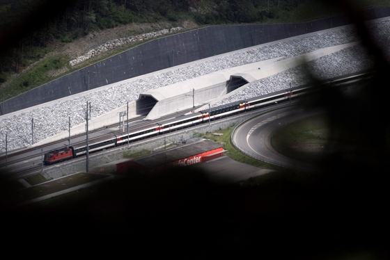 Világ: Hónapokra lezárhatják a világ leghosszabb vasúti alagútját, a Gotthardot