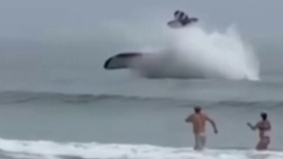 Világ: Tengerbe zuhant egy kisrepülő egy amerikai strandnál - videó