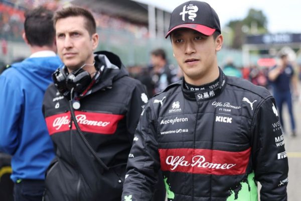 Zhou nem félti az F1-es ülését Pourchaire-től