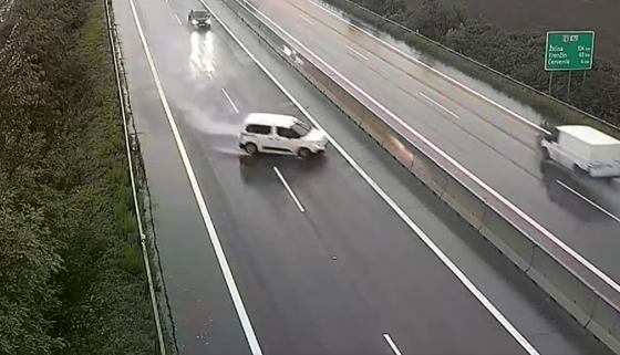Autó: Félelmetes jelenség az aquaplaning, amikor elszabadul az autó - videó