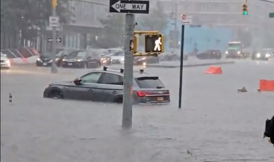 Élet+Stílus: Annyi eső zúdult New Yorkra, hogy térdig érő víz hömpölyög az utcákon – videók