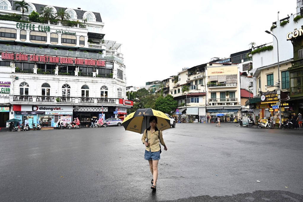 Heves esőzések Vietnamban, közlekedési káosz Hanoiban