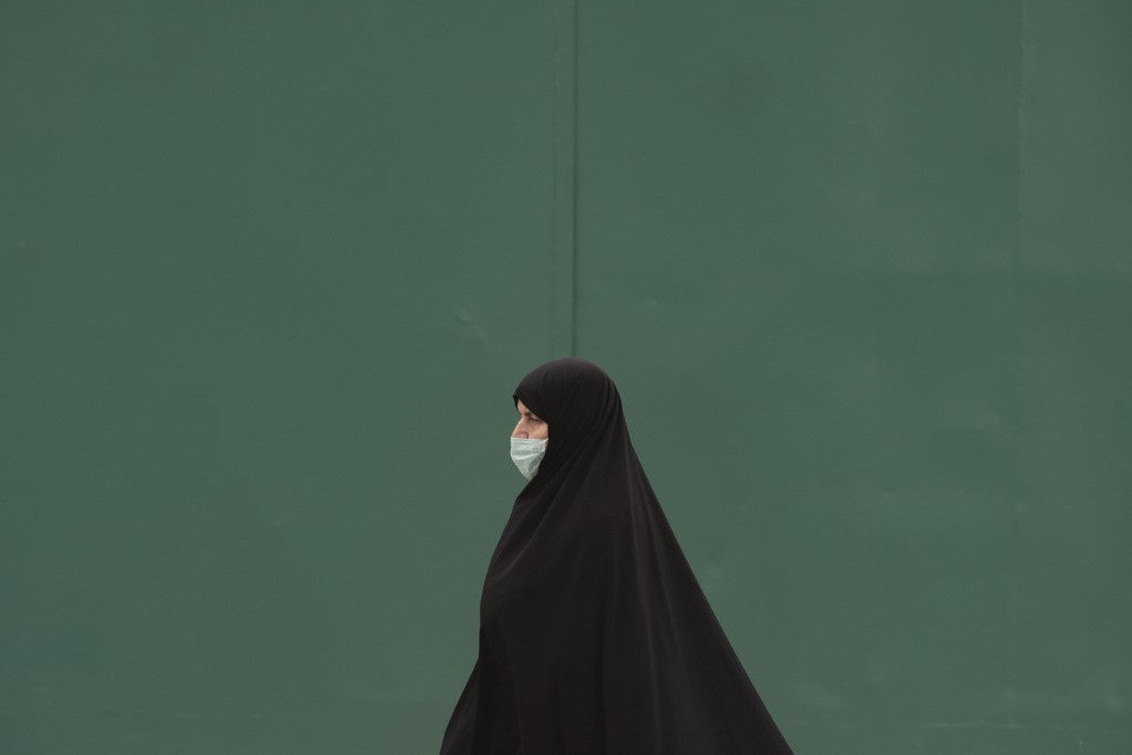 Iránban szigorítanak a fejkendő-viselési szabályokat megszegők büntetésén