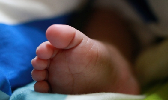 Itthon: Lepedőbe csavart újszülöttet találtak a kecskeméti kórház bejárata elé téve