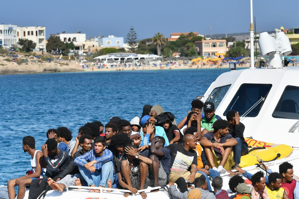 Lampedusán és az olasz-francia határnál létesítik az első zárt táborokat az illegális bevándorlók visszatartására