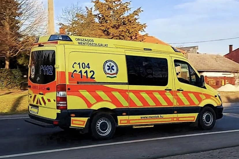 Most érkezett: felborult egy mentőautó a Bécsi úton