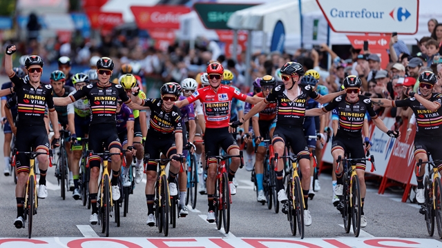Sport: Valter Attila csapata beírta magát a történelemkönyvekbe: Sepp Kuss nyerte a Vuelta a Espanát