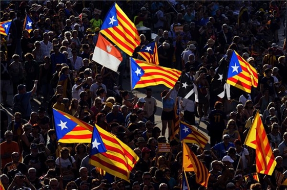 Világ: Százezrek vonultak utcára Katalónia elszakadását követelve Spanyolországtól