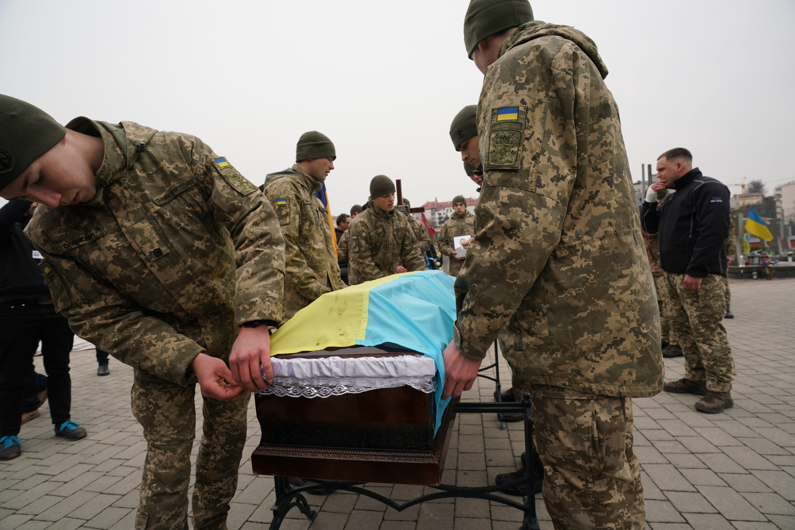 64 elesett katona holttestét szállították vissza Ukrajnába