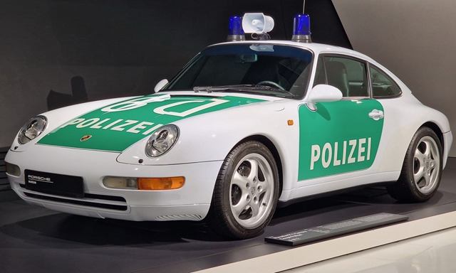 Autó: Ritka alkalom: bepattantunk egy kék villogós jubileumi Porsche 911 rendőrautóba