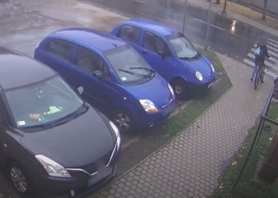Autó: Zebrán ütöttek el egy biciklijét toló esztergomi iskolást – videó
