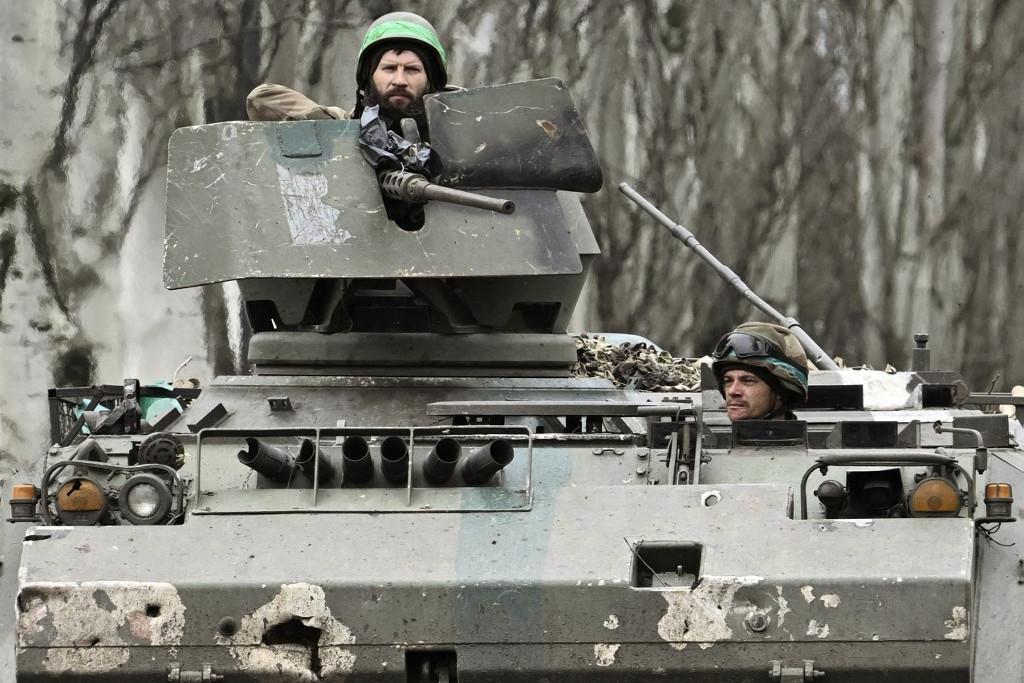 Az oroszok folytatják Avgyijivka bekerítési kísérletét, miközben az ukránok Bahmuttól délre rohamoznak