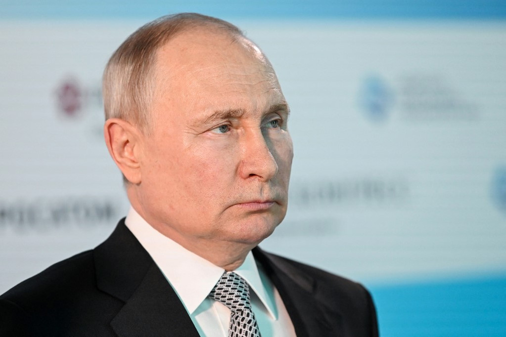 Bizarr Putyin-naptárt dobtak piacra + VIDEÓ