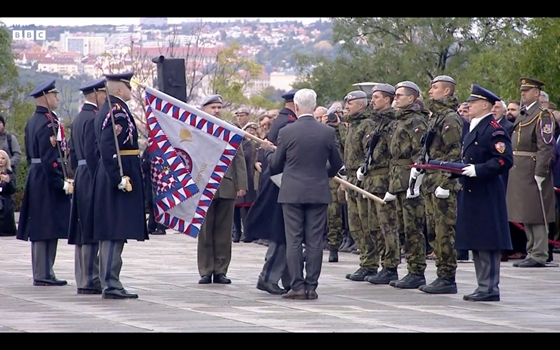 Élet+Stílus: A cseh függetlenség napi ünnepségen az elnök leütötte egy katona sapkáját egy zászlórúddal