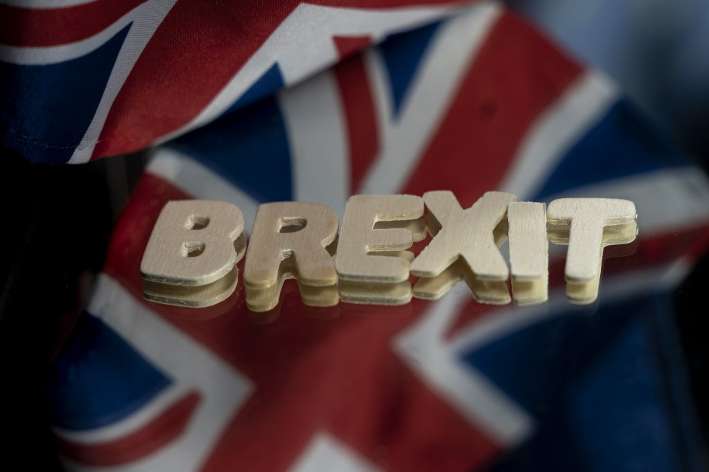 Felmérés: A britek többsége a Brexitet okolja a nehézségekért