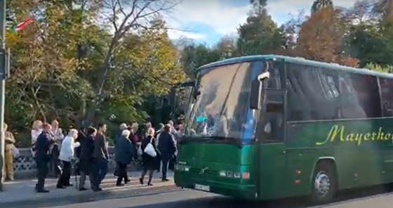 Itthon: Videó: Százakat buszoztattak Orbán Viktor veszprémi beszédére