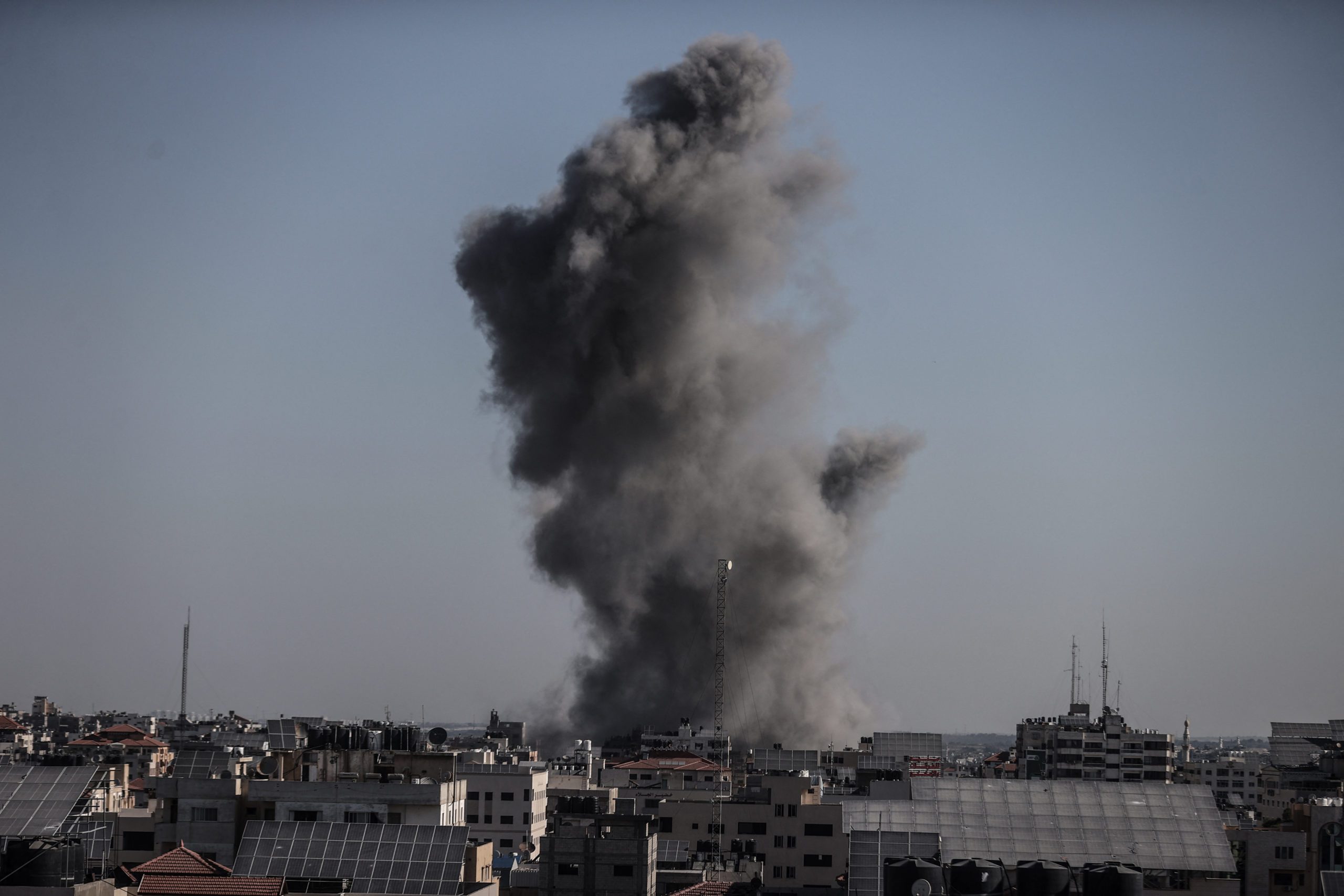 Izrael éjszaka tovább lőtte az iszlamista terrorszervezet gázai infrastruktúráját