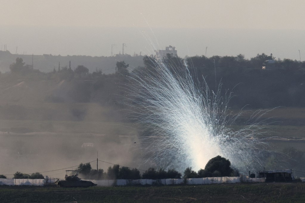 Izrael újabb gázai és libanoni célpontokat lőtt