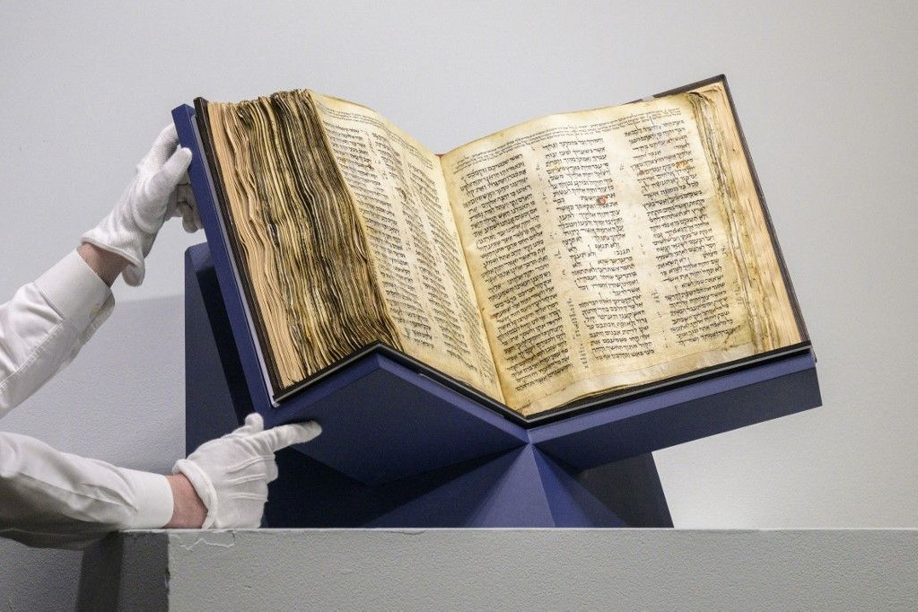 Izraelbe érkezett a héber Biblia legkorábbi ismert teljes példánya