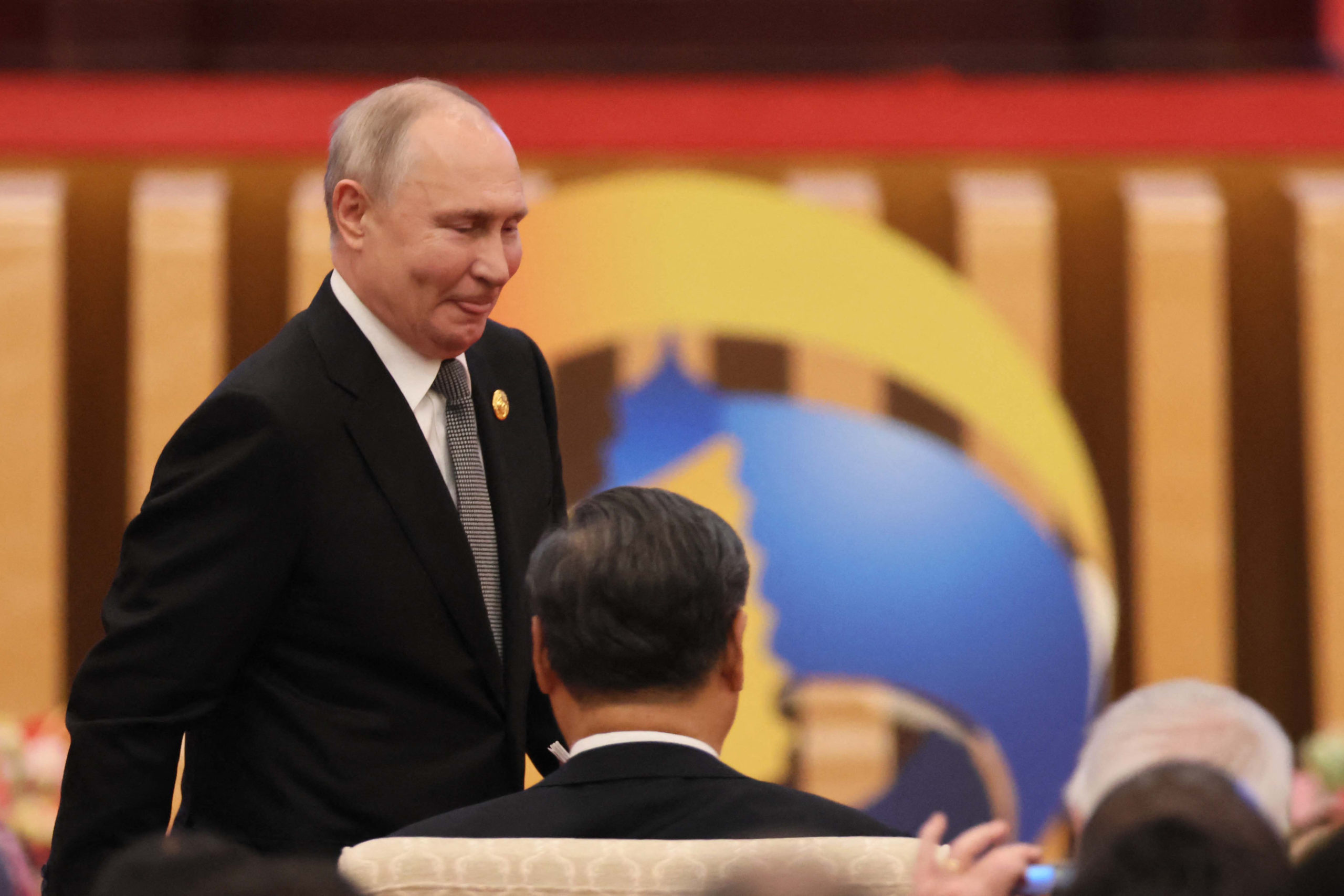 Különös táska volt Putyin kíséreténél Pekingben + VIDEÓ
