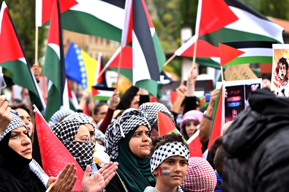 Mintegy kétezren tüntettek Szarajevóban Palesztina mellett