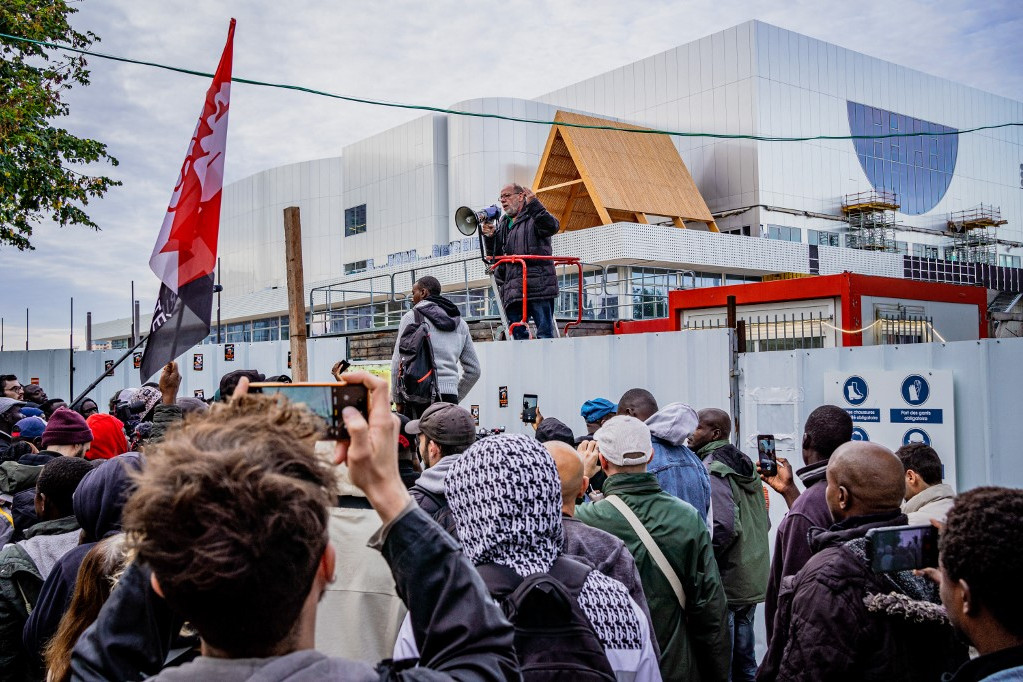 Olimpiai helyszín előtt demonstrálnak a dolgozók Párizsban