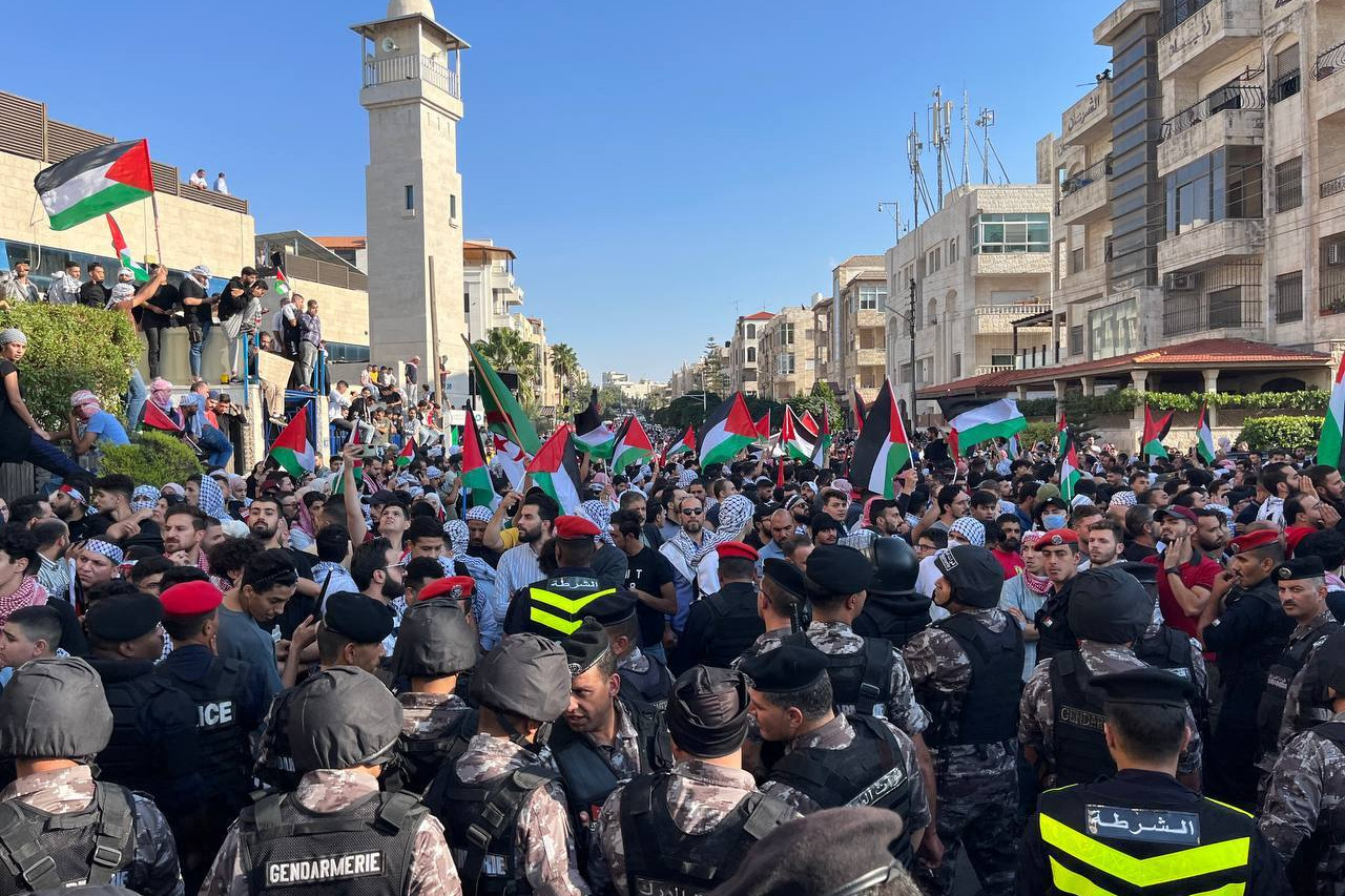 Összecsaptak tüntetők és a jordániai rendőrök az izraeli nagykövetség közelében