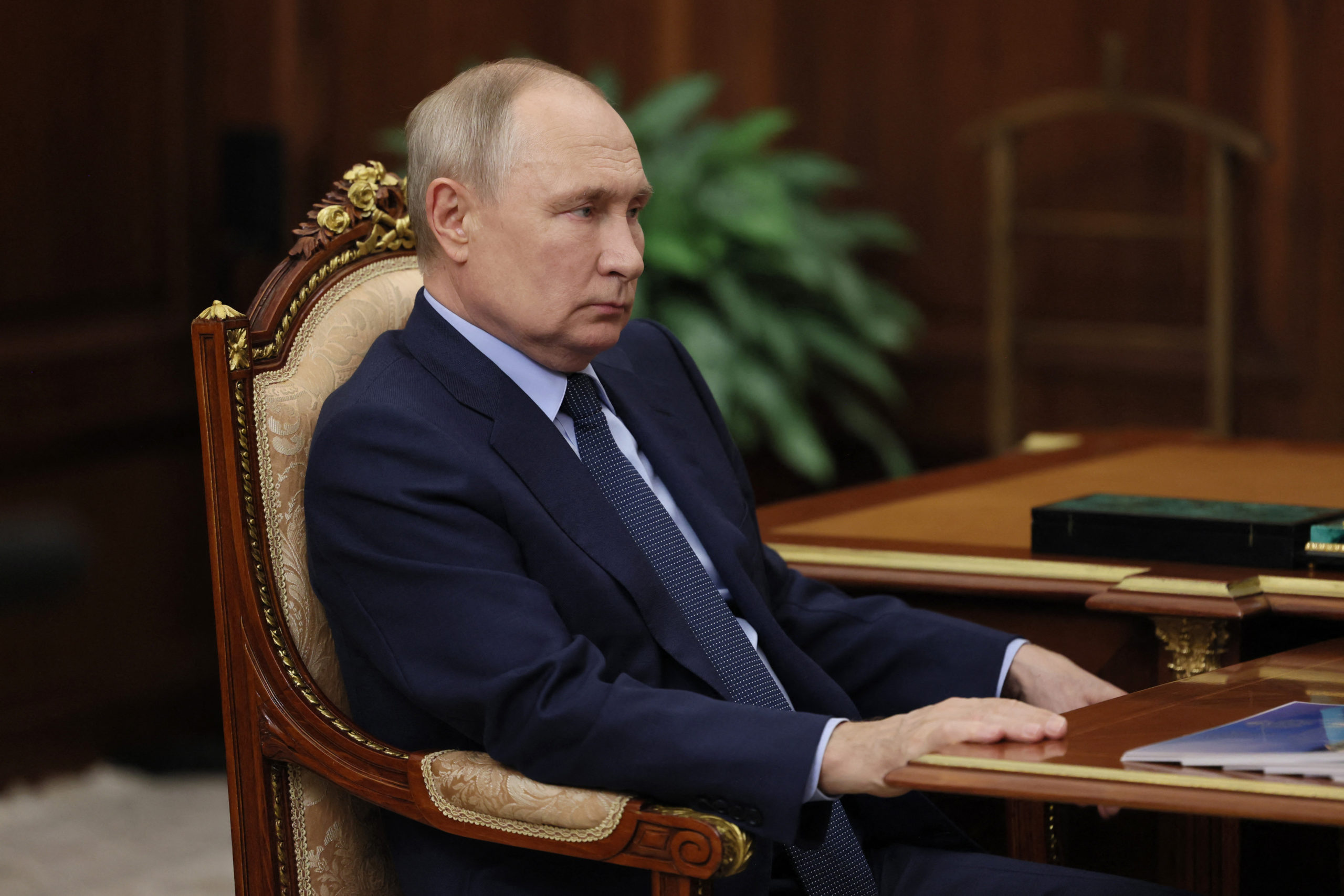 Putyin rendeletet írt alá a rubel támogatására