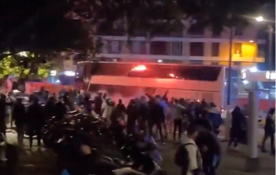 Sport: Súlyosan megsérült a Lyon edzője, amikor Marseille-ultrák támadták meg a buszukat