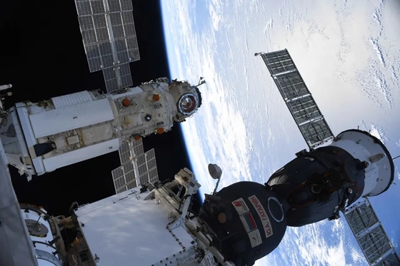 Tech: Valami szitává lyuggatta a Nemzetközi Űrállomás egyik hűtőrendszerét, az űrhajósnak azonnal el kellett hagynia a területet