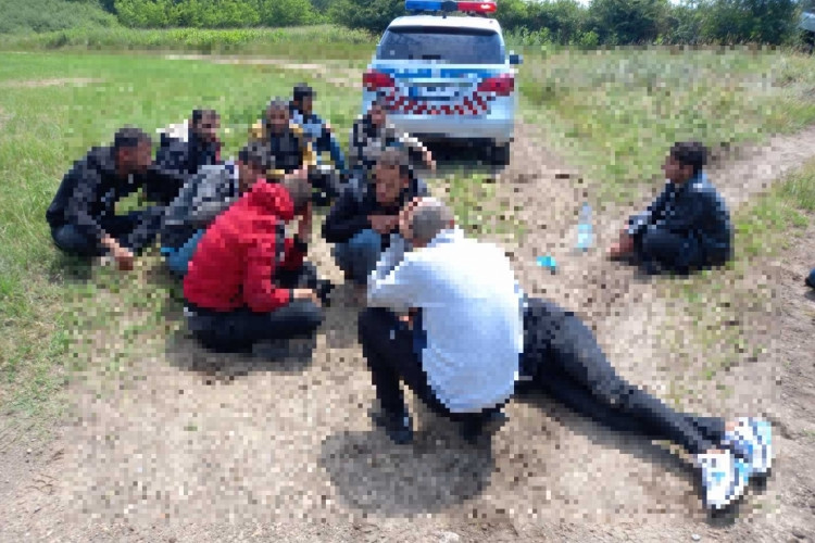 Több mint három tucat migránst találtak egy kisbuszban a kelénpataki határátkelőnél