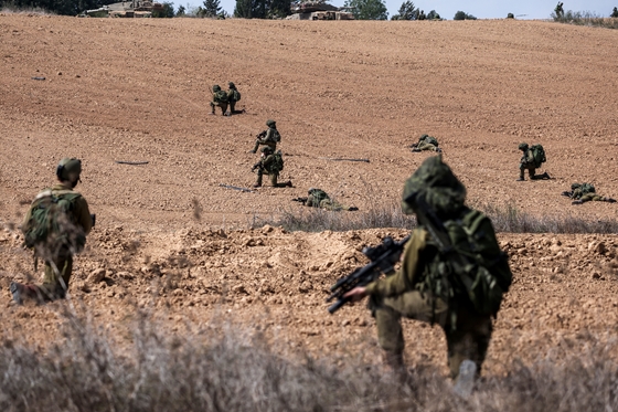Világ: Az izraeli gyalogság rajtaütéseket már végrehajt a Gázai övezetben, északon is durvul a helyzet