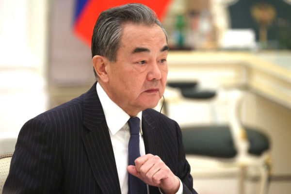 A kétállami megoldást és békekonferencia összehívását szorgalmazta a kínai külügyminiszter