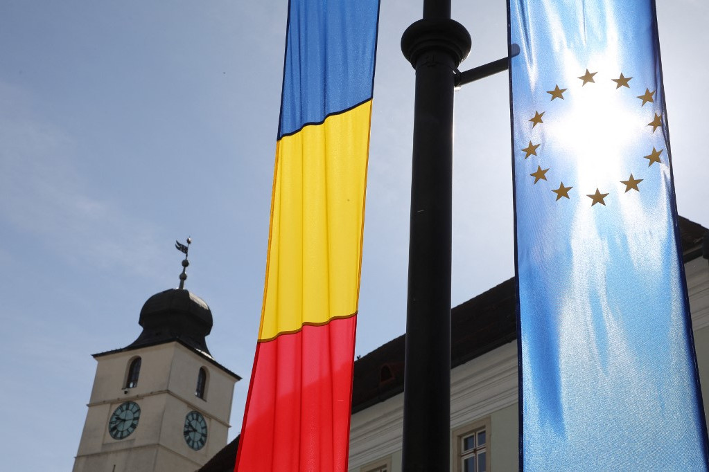A románok leginkább a hadseregben, legkevésbé a parlamentben bíznak